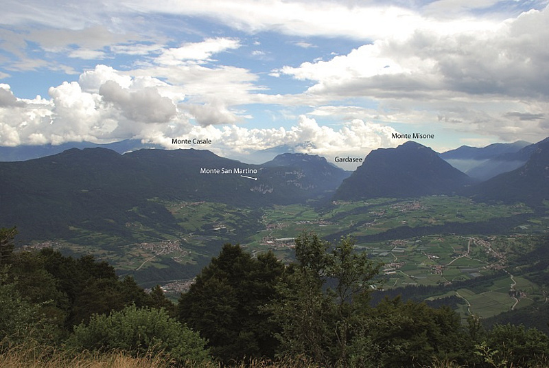 Die äußeren judikarischen Täler mit dem Monte San Martino von Norden, aus den Brenta-Dolomiten heraus fotografiert.