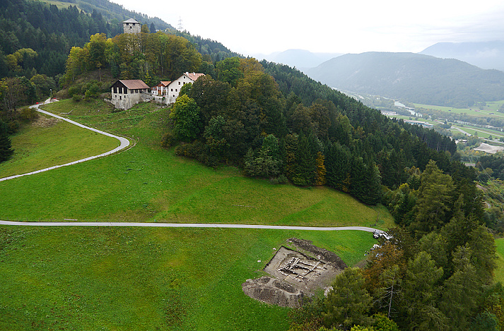Grabungsfläche 2013, Richtung Westen mit Burg (Luftbild)