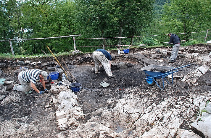 Putzarbeiten an einer Trockenmauer und Freilegen einer Brandschicht an der Umfassungsmauer im Norden des Berges. Kampagne 2014.