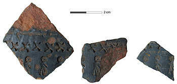 Drei Scherben von stempelverzierter Keramik der langobardischen Zeit (um 600)