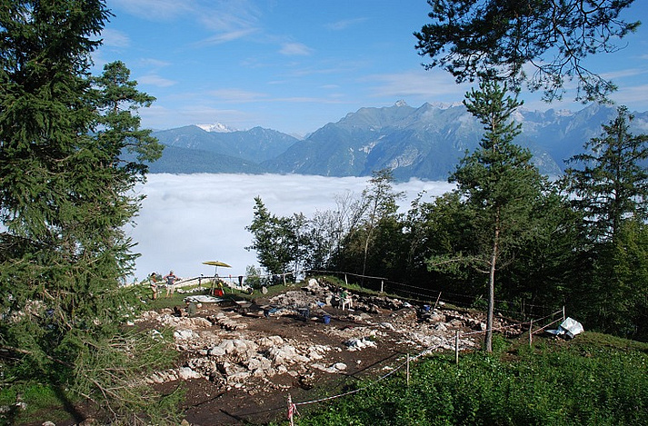 Unforgettable for all participants: sunshine at the excavation area and morning fog in the valley