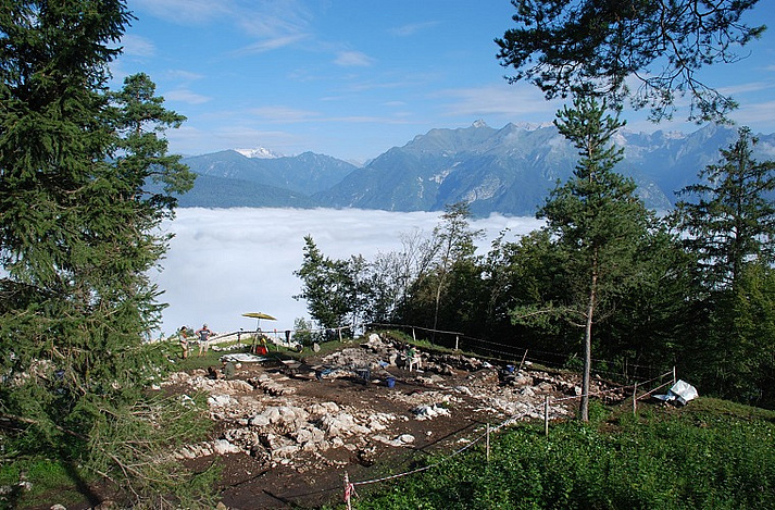 Für alle Teilnehmenden unvergesslich: Sonne auf der Grabungsfläche und Morgennebel im Tal